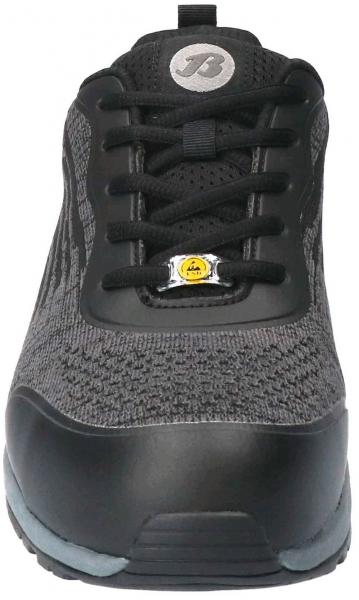 Das Bild zeigt einen schwarzen Sportschuh mit einem gestrickten Obermaterial und einer stabilen Gummisohle. Er hat Schnürsenkel und ein Logo auf der Zunge. Der Schuh ist modern und sportlich gestaltet.