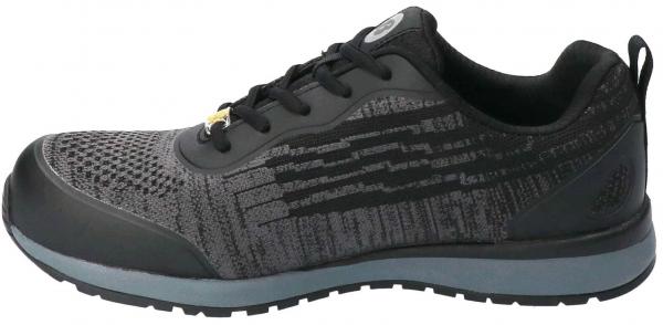 Der Schuh ist schwarz mit grauen und silbernen Akzenten. Er hat eine strukturierte Oberfläche, Schnürsenkel und eine sportliche Form. Die Sohle ist leicht erhöht und flexibel.