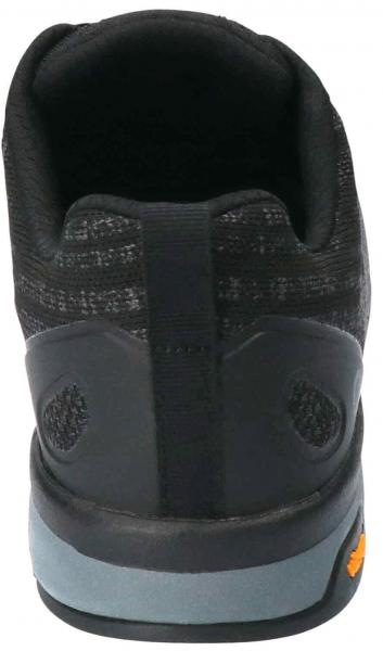 Das Bild zeigt die Rückseite eines schwarzen Sportschuhs. Der Schuh hat eine strukturierte Textiloberfläche, eine graue Sohle und farbige Details an der Unterseite. Der Einstieg ist gut gepolstert.