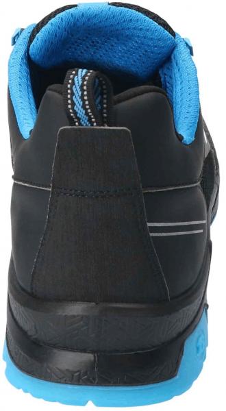 Das Bild zeigt die Rückansicht eines Sportschuhs. Er ist überwiegend schwarz mit blauen Akzenten. Die Schuhzunge ist gepolstert, und es gibt eine reflektierende Linie auf der Rückseite.