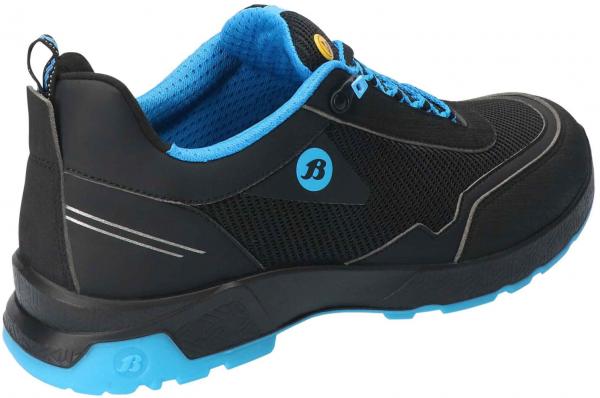Der Schuh ist sportlich und modern, überwiegend schwarz mit blauen Akzenten. Er hat eine gepolsterte Innenausstattung, eine strukturierte Sohle und Schnürsenkel.