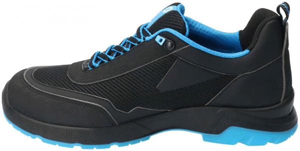 Der Schuh ist schwarz mit blauen Akzenten. Er hat eine atmungsaktive Struktur, eine gepolsterte Zunge und Schnürsenkel. Die Sohle ist robust und bietet guten Halt.
