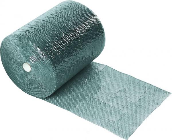 Das Bild zeigt eine Rolle grünem, glänzendem Material. Ein Teil des Materials ist entfaltet und liegt flach. Es hat eine strukturierte Oberfläche und ist auf einem runden Kern gewickelt.