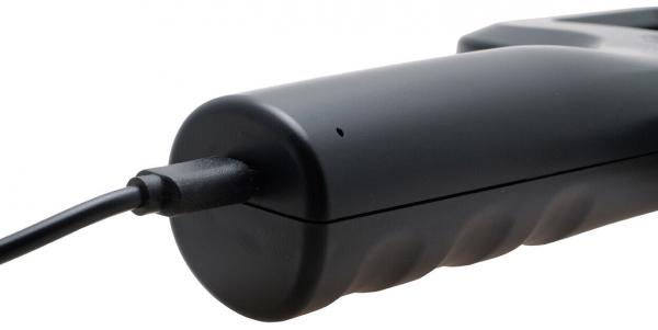 Das Bild zeigt eine schwarze, ergonomisch geformte Handkontrolle mit einem Kabel. Die Oberfläche ist glatt mit strukturierten Stellen für einen besseren Halt. Ein kleiner Punkt ist sichtbar, möglicherweise eine LED.