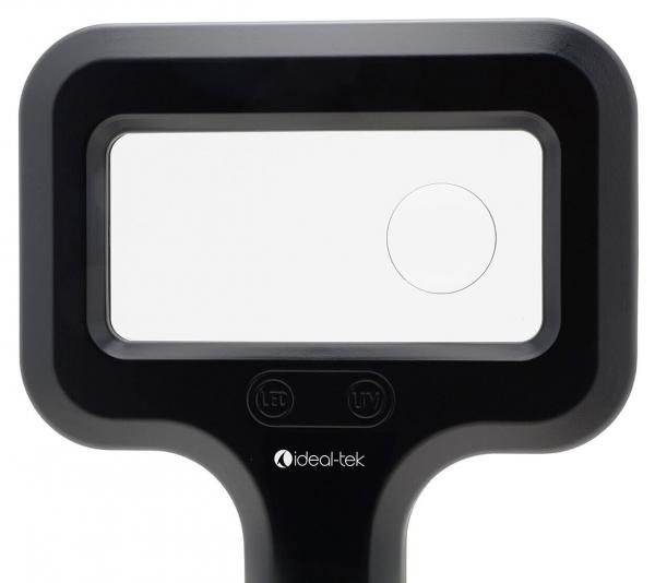 Das Bild zeigt eine schwarze Lupe mit einem rechteckigen Glas und zwei Knöpfen darunter. Der obere Rand ist abgerundet, die Unterseite hat eine breite, ergonomische Form.