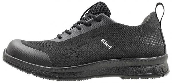 Das Bild zeigt einen schwarzen Sportschuh mit flacher Sohle. Er hat eine durchgehende Schnürung, ein atmungsaktives Obermaterial und eine verstärkte Zehenkappe. Die Marke ?Sievi? ist sichtbar.