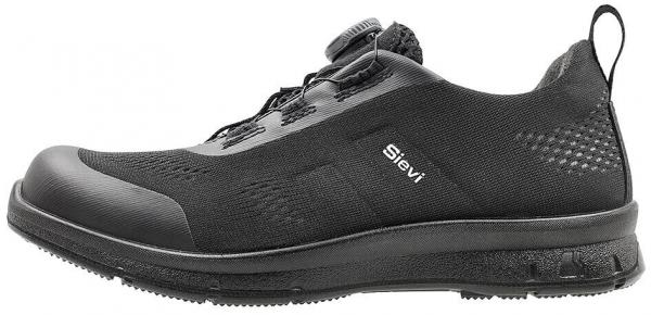 Der Schuh ist schwarz und sportlich. Er hat eine glatte, dicke Sohle und ein eng anliegendes Obermaterial aus leichtem Stoff. An der Oberseite befindet sich ein Anpassungsmechanismus.