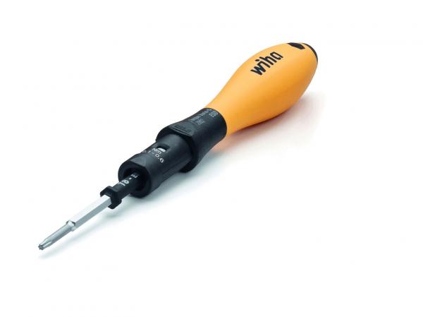 Das Bild zeigt einen orangefarbenen Schraubendreher mit einem schwarzen Griff. Der Kopf hat einen austauschbaren Aufsatz, der vorne herausragt und unterschiedlich einstellbar ist.
