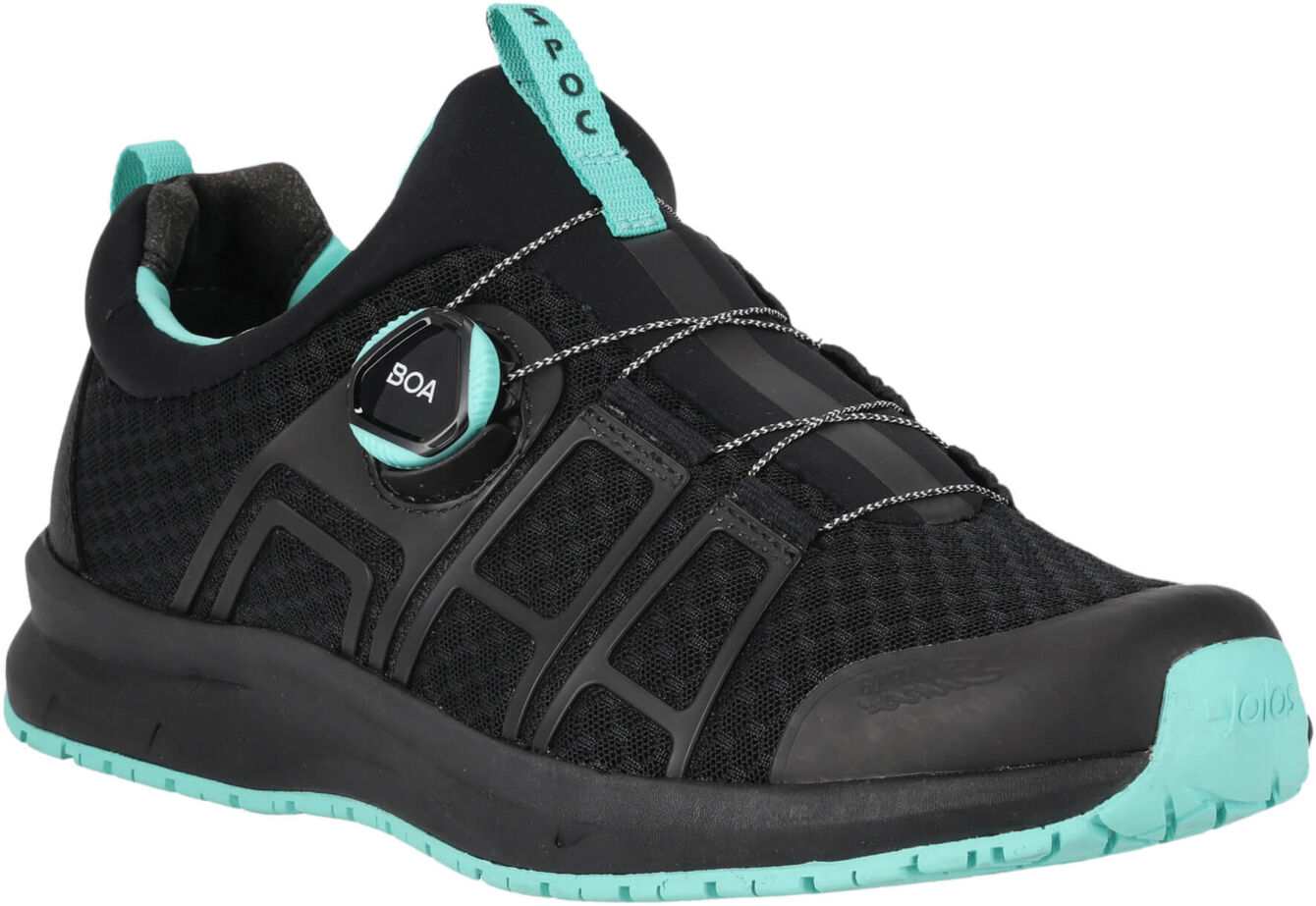 Der Schuh ist sportlich und schwarz mit mintgrünen Akzenten. Er hat ein atmungsaktives Obermaterial, ein schnelles Schnürsystem und eine flexible Sohle für guten Halt.