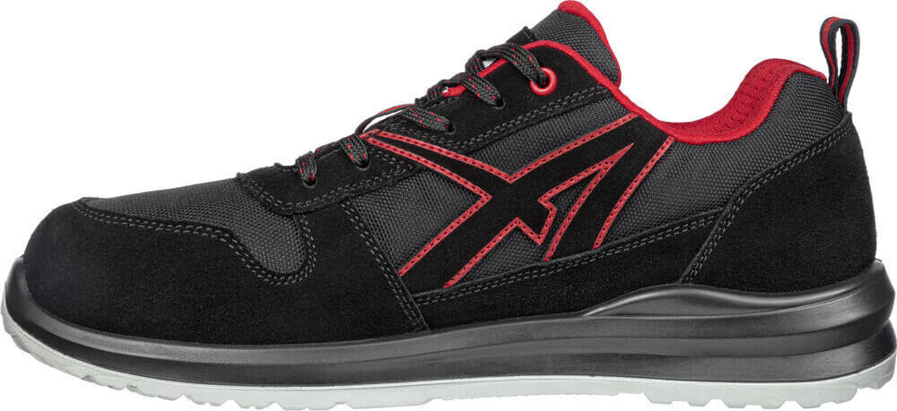 Der Schuh ist ein sportlicher Sneaker in Schwarz mit roten Akzenten. Er hat eine flexible Sohle, Schnürsenkel und ein modernes Design, das für Komfort und Bewegungsfreiheit sorgt.