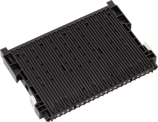 Das Bild zeigt ein rechteckiges, schwarzes Bauteil mit mehreren parallelen Rillen und Anschlüssen an der Unterseite. Es scheint aus Kunststoff und ist flach.
