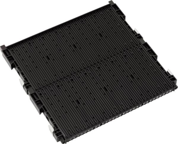 Das Bild zeigt eine schwarze, rechteckige Kunststoffplatte mit vielen parallelen Rillen. Die Ecken sind leicht abgerundet, und es gibt kleine Halterungen an den Seiten.