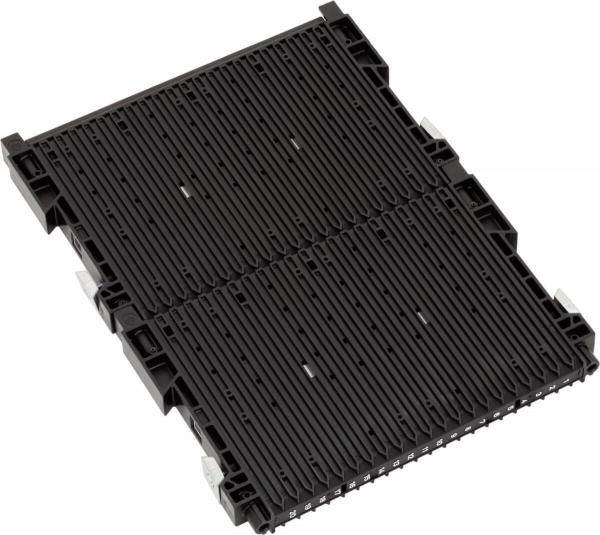 Das Bild zeigt eine schwarze, rechteckige Kunststoffplatte mit vielen langen, parallel angeordneten Rillen. Sie hat an den Seiten kleine Aussparungen und wirkt stabil und funktional.