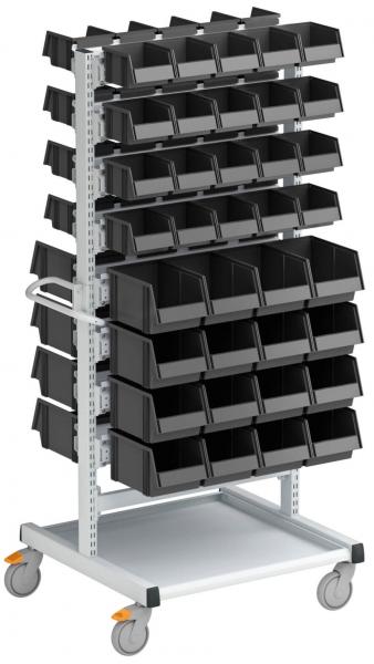 Das Bild zeigt ein rollbares Regalsystem mit mehreren horizontalen Reihen von schwarzen Aufbewahrungsboxen. Das Gestell ist metallisch und hat Räder für Mobilität.