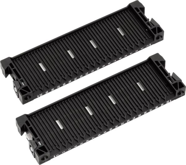 Das Bild zeigt zwei parallele schwarze Kühlkörper aus Aluminium mit horizontalen Rillen und seitlichen Halterungen. Sie sind für die Wärmeableitung von elektronischen Komponenten konzipiert.