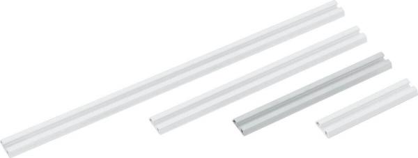 Das Bild zeigt mehrere längliche, rechteckige Profile aus Aluminium in verschiedenen Längen und Breiten. Sie sind glatt und glänzend, mit geraden Kanten und einem silbernen oder weißen Farbton.