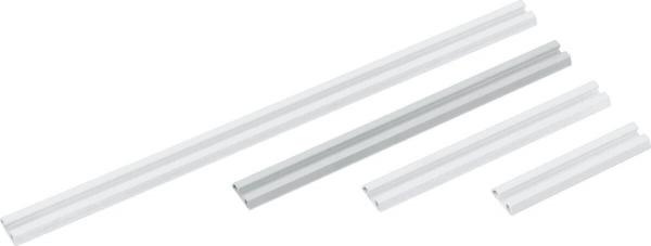 Das Bild zeigt mehrere längliche, gerade Aluminiumprofile in verschiedenen Längen. Die Oberfläche ist glatt und glänzend, und die Profile sind grau oder silberfarben.