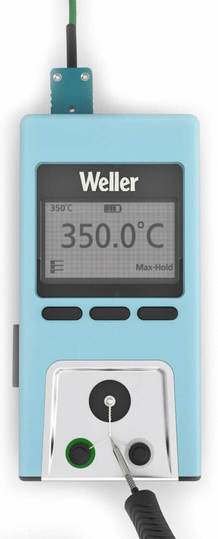 Das Bild zeigt ein digitales Thermometer von Weller. Es hat ein blaues Gehäuse mit einem großen, digitalen Display, das 350 °C anzeigt. An der Seite befindet sich ein Anschluss.
