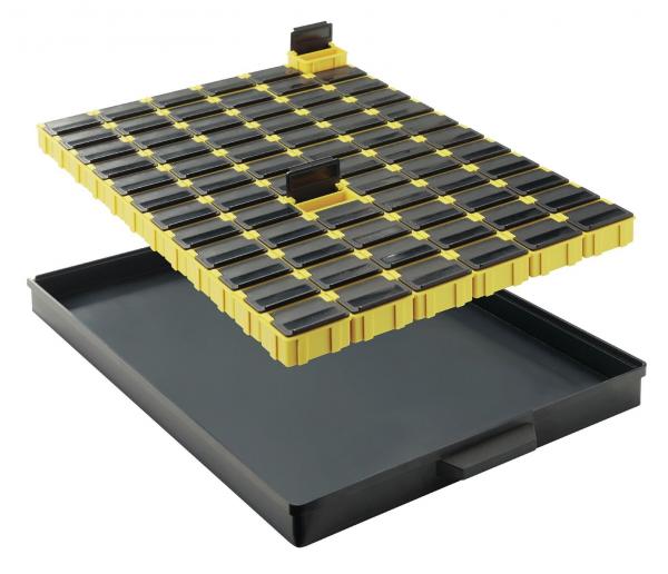 Das Bild zeigt eine flache, rechteckige Box mit einem schwarzen Unterteil und einem gelben Deckel. Der Deckel hat viele kleine Fächer, die durch schwarze Abdeckungen getrennt sind.