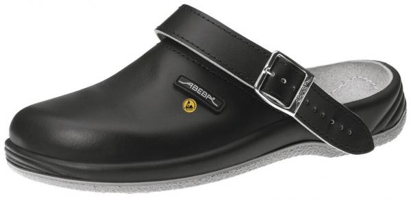Das Bild zeigt einen schwarzen Clog mit einem breiten Riemen und einer Schnalle. Die Sohle ist hellgrau und der Schuh hat eine durchgehende, geschlossene Form.
