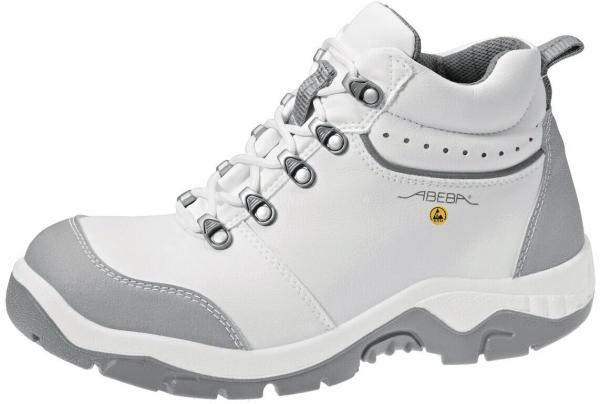 Der Schuh ist ein weißer Halbschuh mit grauen Akzenten. Er hat eine hohe Form und Schnürsenkel, mit stabiler Sohle für guten Halt. Seitlich befindet sich eine kleine Markierung.