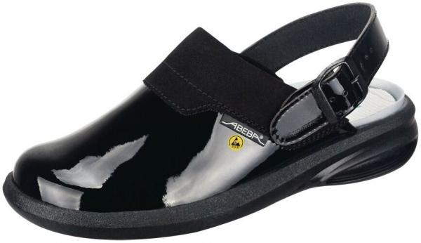 Der Schuh ist ein schwarzer Clog mit glänzender Oberfläche. Er hat einen breiten, elastischen Riemen über dem Spann und eine verstellbare Schnalle an der Ferse. Die Sohle ist dick und leicht.