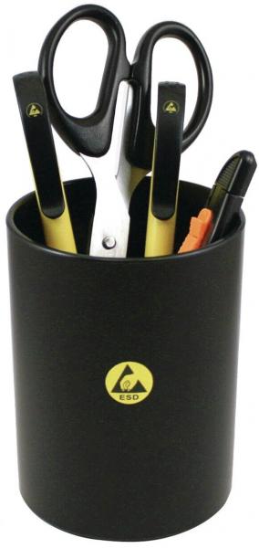 Ein schwarzer Stiftbehälter steht auf einem Tisch. Darin befinden sich gelbe und schwarze Scheren, ein gelber Marker und weitere Schreibutensilien. Der Behälter hat ein gelbes Logo.