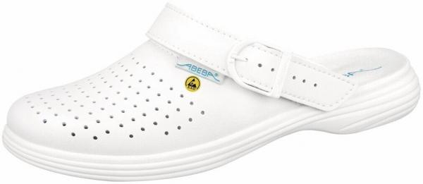 Der Schuh ist ein weißer Clog mit einem offenen Rücken. Er hat ein breites, verstellbares Riemchen und viele kleine Löcher zur Belüftung. Die Sohle ist leicht und geschwungen.