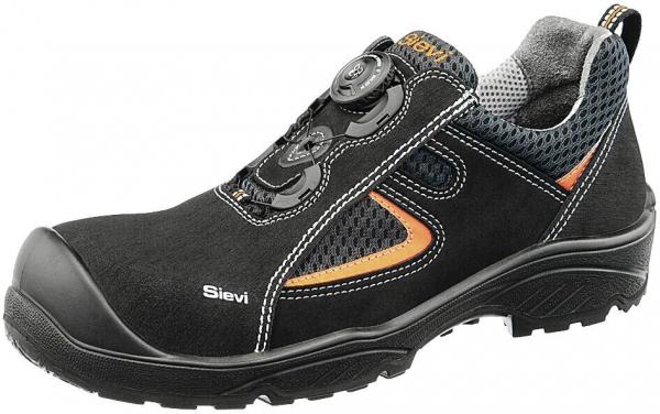 Der Schuh ist schwarz mit einem dezenten orangefarbenen Akzent. Er hat eine strapazierfähige Sohle, atmungsaktives Material und ein schnelles Schnürsystem. Er bietet Komfort und Schutz.