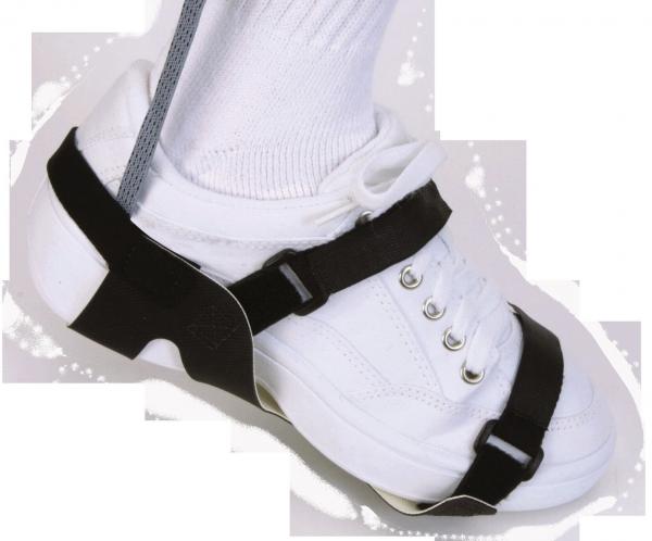Das Bild zeigt einen weißen Sportschuh, der mit einer schwarzen Halterung oder einem Riemen gesichert ist. Der Schuh ist auf einem Fuß positioniert, und ein grauer Sockenausschnitt ist sichtbar.