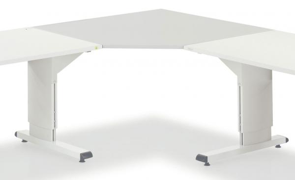 Das Bild zeigt einen weißen, eckigen Schreibtisch mit zwei abzunehmenden Montageplatten. Er hat stabile Beine und ist modern gestaltet. Ideal für Büros.