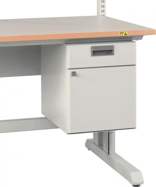 Das Bild zeigt einen Schreibtisch mit einer hellen Holzplatte und einem grauen Untergestell. An der linken Seite befindet sich ein Schubladenkasten mit einer kleinen Schublade und einer Tür.