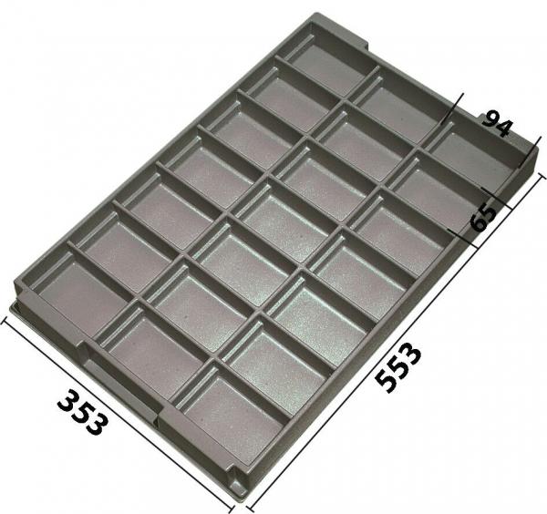 Das Bild zeigt eine rechteckige Form mit 16 Fächern in zwei Reihen. Sie ist aus grauem Material und hat Maße von 553 mm Länge, 353 mm Breite und 65 mm Höhe.