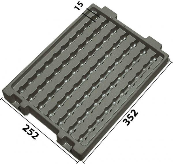 Das Bild zeigt eine rechteckige, graue Matte mit parallel verlaufenden Wellenmustern. Sie hat die Maße 252 mm in der Breite und 352 mm in der Länge. Die Matte wirkt rutschfest.