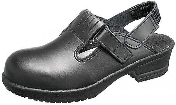 Das Bild zeigt einen schwarzen Clogs-Sandalenschuh aus Leder. Er hat eine offene Ferse und einen breiten Riemen mit Klettverschluss. Die Sohle ist robust und leicht profiliert.