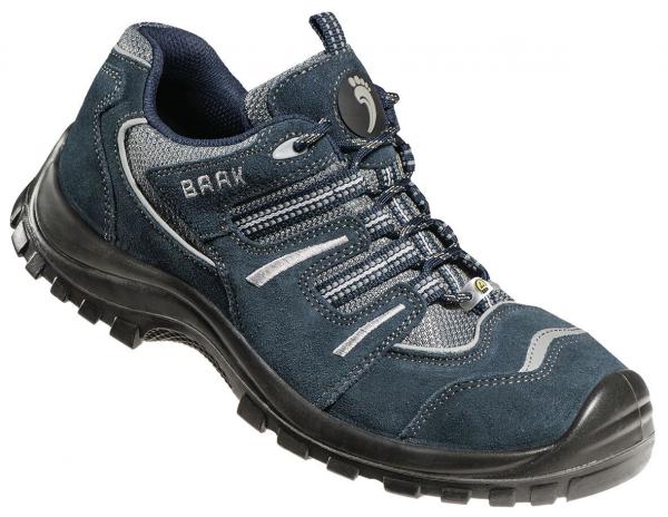 Der Schuh ist ein sportlicher, blauer Trekkingschuh mit einer grauen Netzstruktur und einer rutschfesten, schwarzen Gummisohle. Er hat Schnürsenkel und eine verstärkte Zehenkappe.