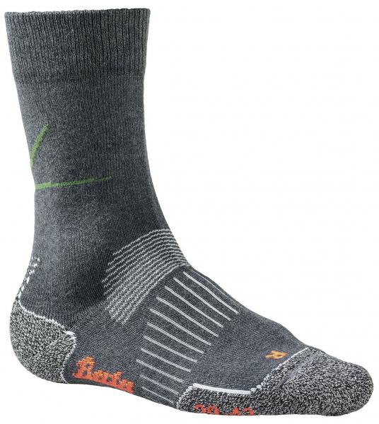 Das Bild zeigt eine graue Socke. Sie hat einen höheren Schaft, verstärkte Bereiche an der Ferse und Spitze sowie ein feines Muster. Der Schriftzug "Panther" ist orange abgesetzt.