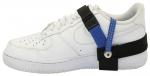 Preview: Das Bild zeigt einen weißen Sneaker mit flacher Sohle. An der Außenseite des Schuhs ist ein schwarzes und blaues Halteband befestigt, das zur Stabilisierung dient.