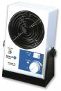 Preview: Das Bild zeigt einen kleinen Ventilator in Weiß und Schwarz. Er hat ein rundes Gitter, einen Drehregler zur Einstellung der Geschwindigkeit und eine flache, rechteckige Basis.