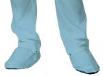 Preview: Das Bild zeigt zwei Füße, die in speziellen, blauen Schuhüberziehern stecken. Die Hose ist ebenfalls hellblau und liegt locker an. Der Fokus liegt auf der Fußbekleidung.