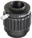 Preview: Das Bild zeigt einen C-Mount-Adapter aus schwarz lackiertem Metall. Er hat eine runde Form mit gerilltem Rand und einer seitlichen Schraube zur Sicherung. Die Öffnung oben ist durchgehend.