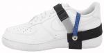 Preview: Das Bild zeigt einen weißen Sneaker mit einer schwarzen und blauen Halterung an der Seite. Die Halterung scheint eine besondere Funktion zu haben, möglicherweise eine Unterstützung oder Sicherung.