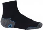 Preview: Das Bild zeigt eine kurze schwarze Socke mit grauen und blauen Details. Der obere Rand ist glatt, während die Sohle und die Ferse leicht verstärkt sind. Ideal für Sportschuhe.