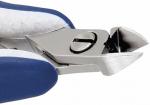 Preview: Das Bild zeigt eine metallene Nagelschneider-Zange. Sie hat eine scharfe, gebogene Klinge und einen blauen, gummierten Griff, der für Komfort sorgt. Der Mechanismus ist sichtbar.