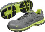 Preview: Das Bild zeigt ein Paar graue Sportschuhe mit grünen Akzenten. Sie haben eine flexible Sohle mit griffigem Profil und Schnürsenkel. Die Schuhe sind modern und sportlich gestaltet.
