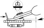 Preview: Das Bild zeigt eine technische Zeichnung mit einer Hand, die ein Werkzeug hält, das auf eine schematische Darstellung einer Platine drückt. Oben ist eine vergrößerte Ansicht eines Bauteils.