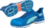 Preview: Das Bild zeigt ein Paar sportlicher Schuhe in leuchtendem Blau mit hellblauen und orangefarbenen Akzenten. Sie haben eine rutschfeste Sohle und Schnürsenkel.