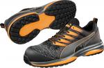 Preview: Das Bild zeigt ein Paar Sport- oder Freizeitschuhe. Sie sind schwarz mit grauen und orangenen Akzenten. Die Sohle hat ein rutschfestes Profil und die Schuhe wirken modern und sporty.
