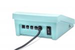 Preview: Das Bild zeigt die Rückseite eines turquoise-farbenen Geräts. Es hat mehrere Anschlüsse für Kabel und einen Netzschalter. Ein schwarzes Kabel ist eingesteckt. Die Form ist rechteckig und flach.