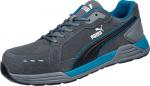Preview: Der Schuh ist sportlich, aus grauem Wildleder mit blauen Akzenten. Er hat eine robuste Sohle, Schnürsenkel und das Puma-Logo auf der Seite. Er wirkt bequem und modern.